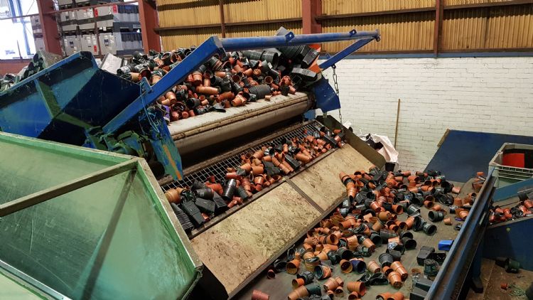 Al het ingezamelde materiaal wordt ingezet om weer nieuwe potten en trays te maken Al het ingezamelde materiaal wordt ingezet om weer nieuwe potten en trays te maken