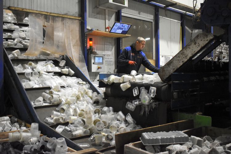 Van Krimpen maakt ook gebruik van <i>post consumer recycled</i> (PCR) plastic Van Krimpen maakt ook gebruik van <i>post consumer recycled</i> (PCR) plastic