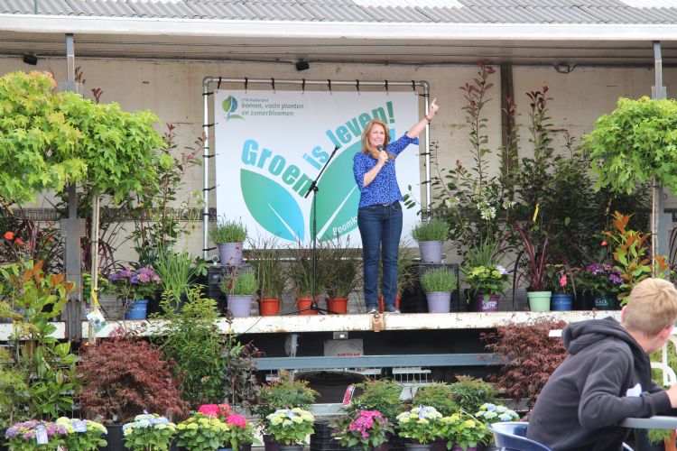 Helga van Leur geeft een opzwepende presentatie Helga van Leur geeft een opzwepende presentatie