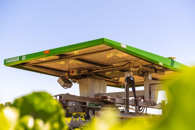 De Farmdroid haalt zijn energie uit het zonnepaneel, is geschikt voor oppervlakten tot 20 hectare en werkt zonder toezicht. De Farmdroid haalt zijn energie uit het zonnepaneel, is geschikt voor oppervlakten tot 20 hectare en werkt zonder toezicht.