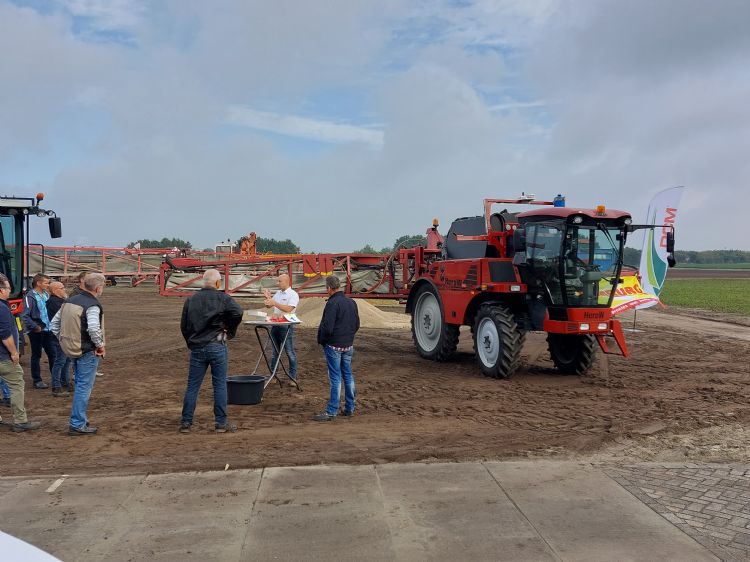 Demo van Homburg Holland over driftreductie met nieuwe spuitdoppen Demo van Homburg Holland over driftreductie met nieuwe spuitdoppen