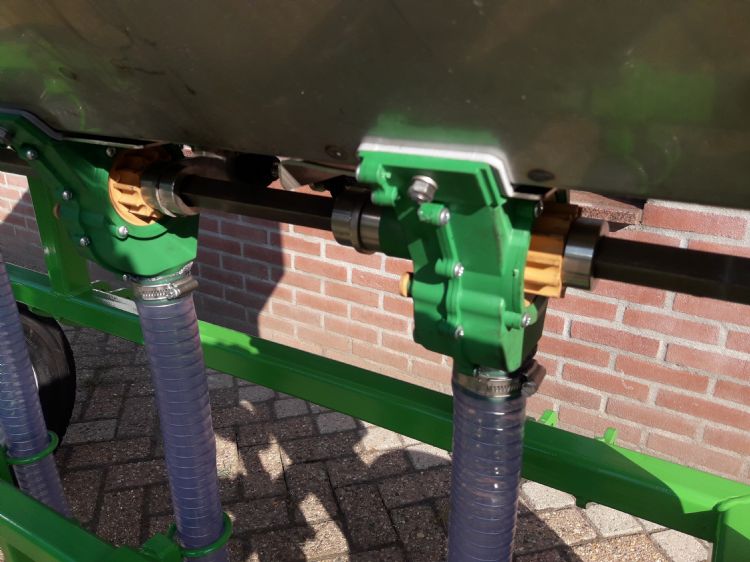 Standaard nokkenradunit voor dosering van gewone en gecoate kunstmest. De opnamebreedte van het nokkenrad bepaalt de dosering en is traploos instelbaar Standaard nokkenradunit voor dosering van gewone en gecoate kunstmest. De opnamebreedte van het nokkenrad bepaalt de dosering en is traploos instelbaar