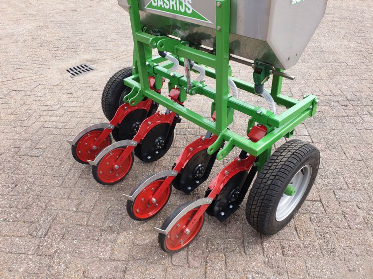 Vierrijige bemestingsunit met injecteerschijven voor rijbemesting in niet-verse grond Vierrijige bemestingsunit met injecteerschijven voor rijbemesting in niet-verse grond