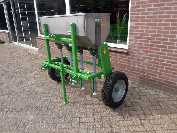 Kegels onder de uitlopen geven een homogeen strooibeeld op plantbedden Kegels onder de uitlopen geven een homogeen strooibeeld op plantbedden