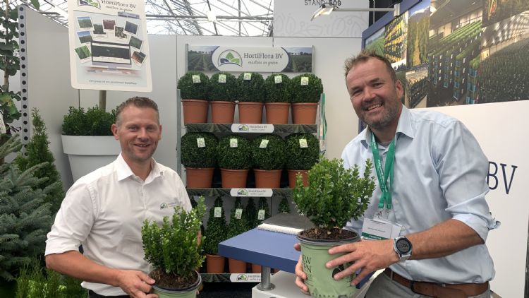Kweker Jeroen van Gils (links) met een pot met een Freedom-plant. Peter Kroes (mede-eigenaar van Van Vliet New Plants) laat een pot zien met een Independence-plant Kweker Jeroen van Gils (links) met een pot met een Freedom-plant. Peter Kroes (mede-eigenaar van Van Vliet New Plants) laat een pot zien met een Independence-plant