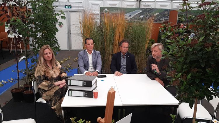 Ondertekening van de overeenkomst: Chantal van Cuijck voor BCT en Arend en Fons voor Plant Market: ruim 5 ha op het BCT-terrein. Een stap in de toekomst