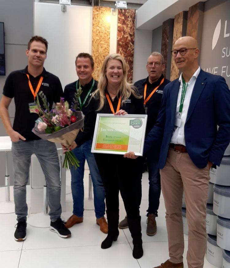De Jan van Dongen prijs voor de beste stand categorie toeleverancier. Lensli is de winnaar