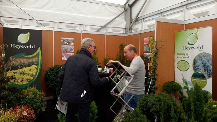 Alex van Heyeveld druk in gesprek Alex van Heyeveld druk in gesprek
