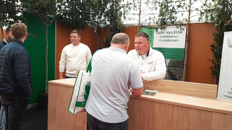 De gebr. Van Eldik met prachtige laanbomen De gebr. Van Eldik met prachtige laanbomen