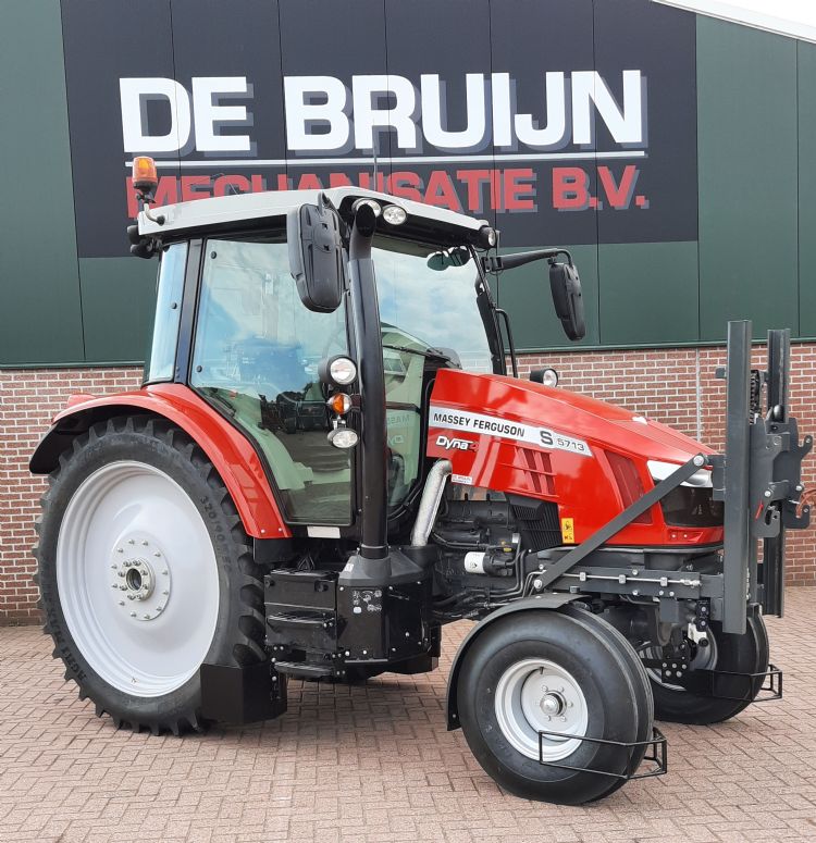 Massey Ferguson 5713S efficiënt: van vierwiel-aangedreven tweewiel-aangedreven gemaakt, voorzien van bladbeschermers, geveerde fusees, Trimble gps op RT en schoffelmast Massey Ferguson 5713S efficiënt: van vierwiel-aangedreven tweewiel-aangedreven gemaakt, voorzien van bladbeschermers, geveerde fusees, Trimble gps op RT en schoffelmast