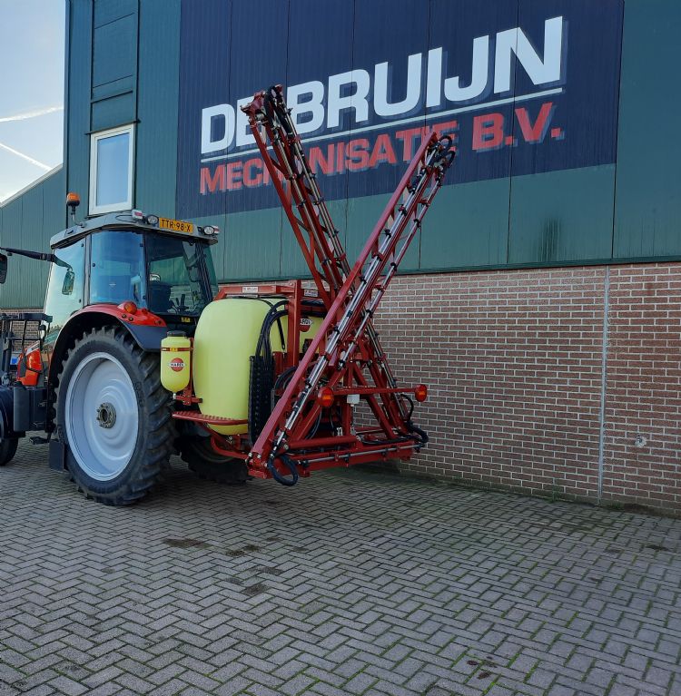 Hardi NK, voorzien van hydraulische boom van 14 meter, alles apart opklapbaar (eenvoudige lichte veldspuit) Hardi NK, voorzien van hydraulische boom van 14 meter, alles apart opklapbaar (eenvoudige lichte veldspuit)