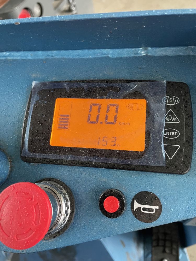 De accu heeft genoeg capaciteit om enkele werkdagen op één acculading te kunnen rijden. De accu heeft genoeg capaciteit om enkele werkdagen op één acculading te kunnen rijden.