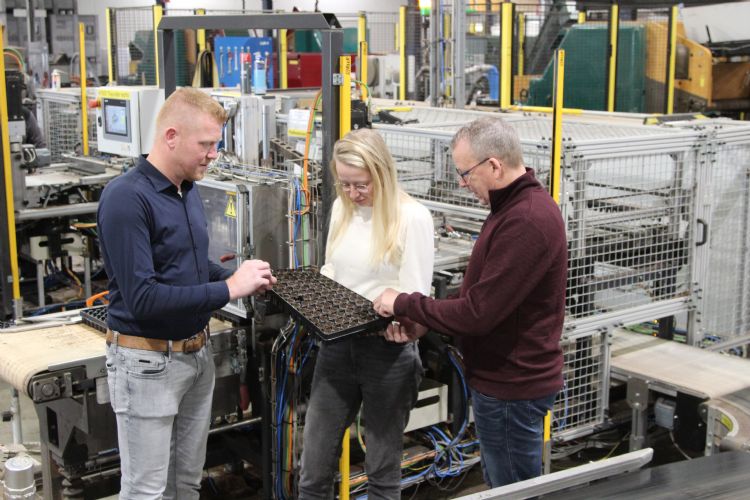 Jan Dons, Anna Leenheer en Fred Strijk controleren een tray met paperpots die net van de lijn komt. Jan Dons, Anna Leenheer en Fred Strijk controleren een tray met paperpots die net van de lijn komt.
