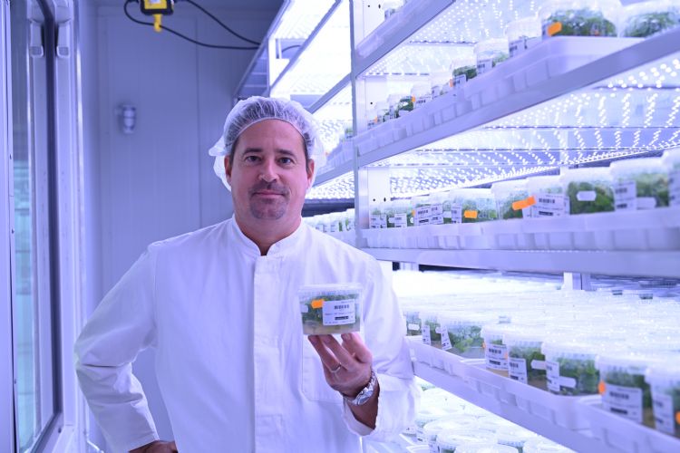 Peter Diessenbacher in het in-vitrolab Peter Diessenbacher in het in-vitrolab