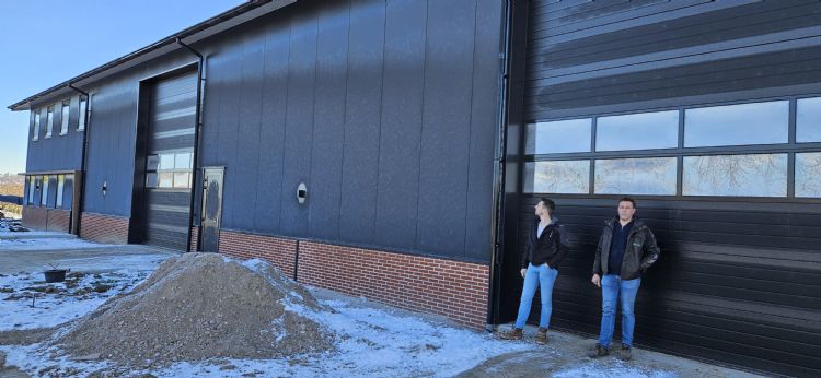 Aan de zijkant zitten overheaddeuren van 5,5 meter hoog Aan de zijkant zitten overheaddeuren van 5,5 meter hoog