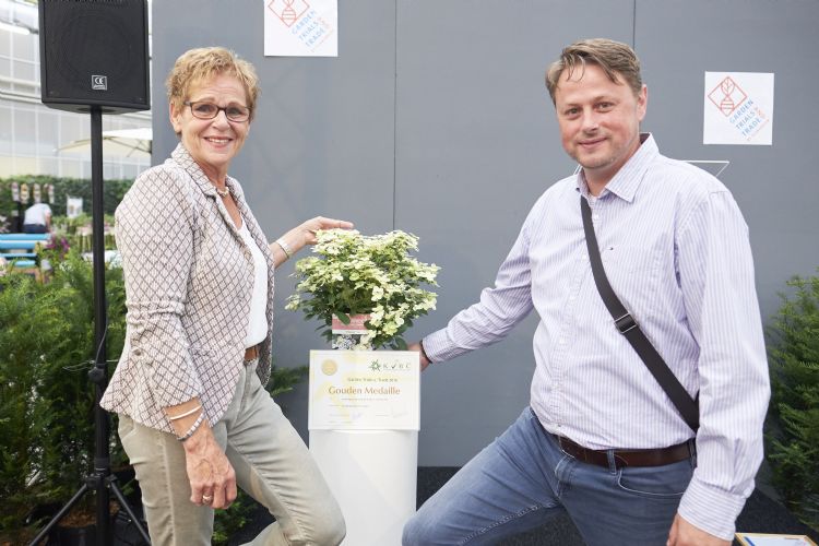 Bekendmaking beste nieuwigheid GTT 2018 Helma van der Louw van KVBC en Ronald Laman van Breederplants Bekendmaking beste nieuwigheid GTT 2018 Helma van der Louw van KVBC en Ronald Laman van Breederplants