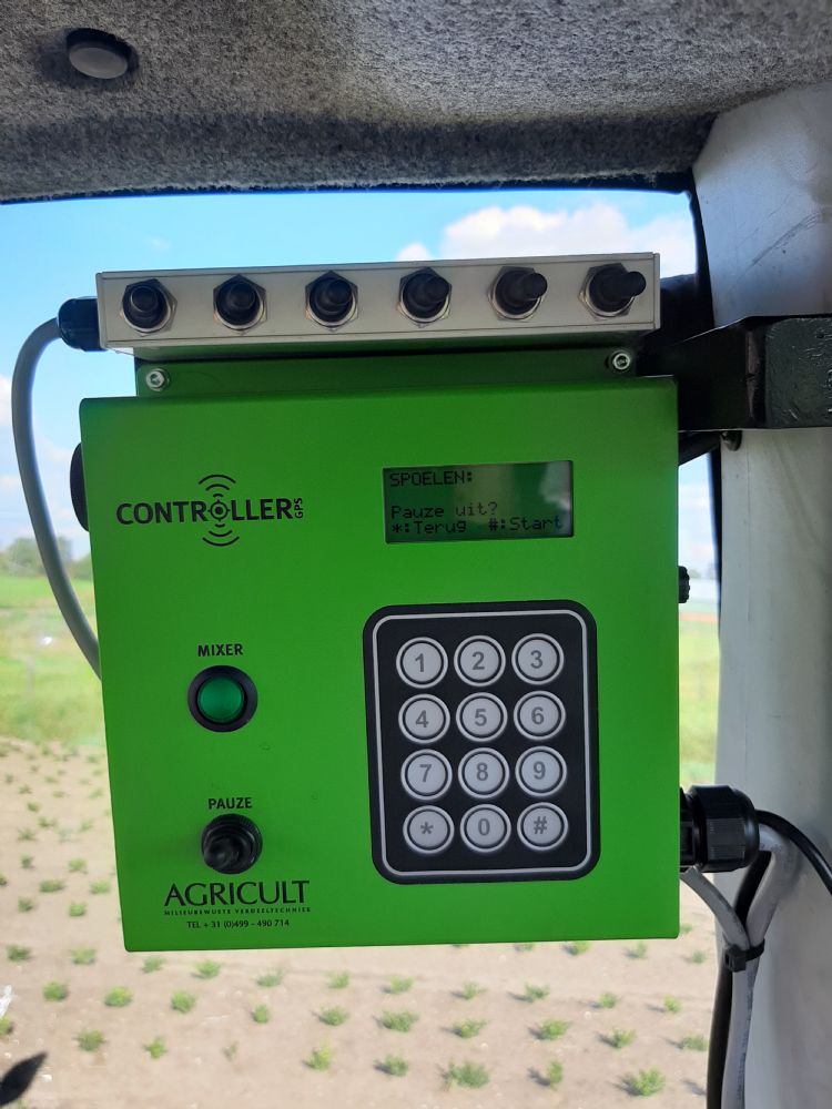 De controller in de cabine, waarmee de strooikoppen onafhankelijk van elkaar aan en uit te zetten zijn. De controller in de cabine, waarmee de strooikoppen onafhankelijk van elkaar aan en uit te zetten zijn.