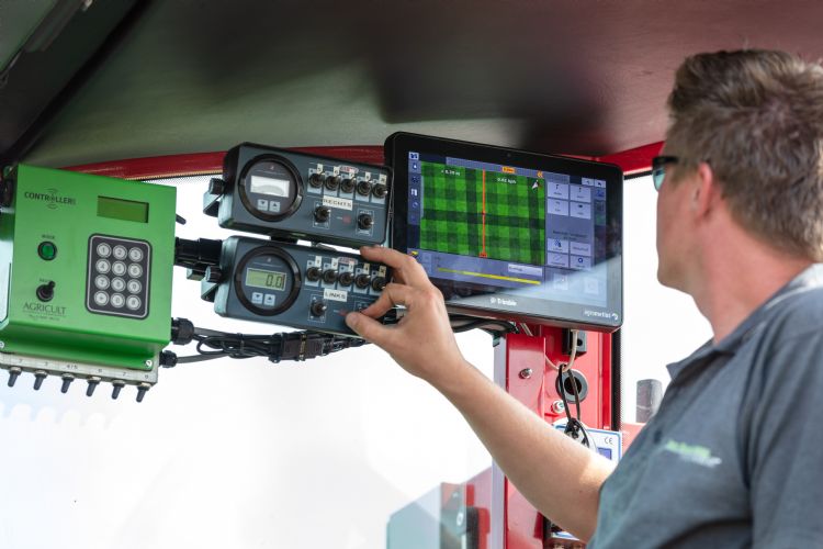 In de cabine van de GlobusTrac PT2250 In de cabine van de GlobusTrac PT2250