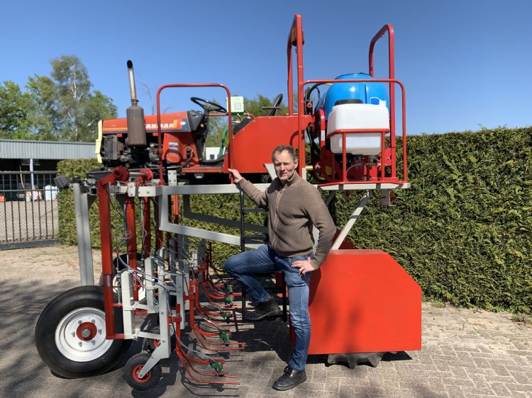 Adriaan van de Ven bij een portaaltrekker Adriaan van de Ven bij een portaaltrekker