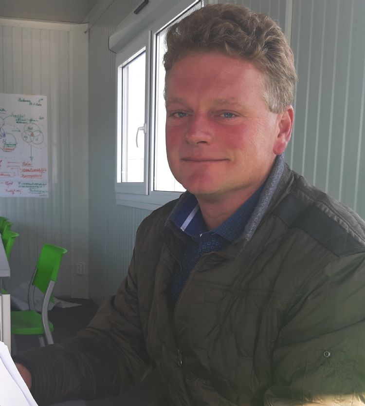 Henk Huibers biedt koffie aan in de extra tijdelijke vergaderruimte die is gecreëerd tijdens de coronacrisis. Hij hoopt dat het kantoor medio 2021 is uitgebreid. Henk Huibers biedt koffie aan in de extra tijdelijke vergaderruimte die is gecreëerd tijdens de coronacrisis. Hij hoopt dat het kantoor medio 2021 is uitgebreid.