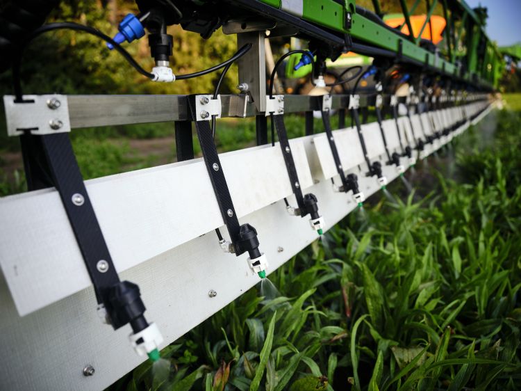 De <i>wings</i> of spoilers geleiden de rijwind zodanig dat de spuitnevel diep in het gewas doordringt. De <i>wings</i> of spoilers geleiden de rijwind zodanig dat de spuitnevel diep in het gewas doordringt.