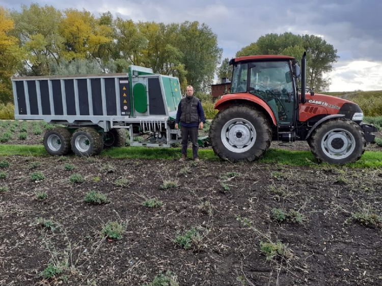Dankzij het gestuurde tandemstel volgt de strooier het spoor van de trekker
