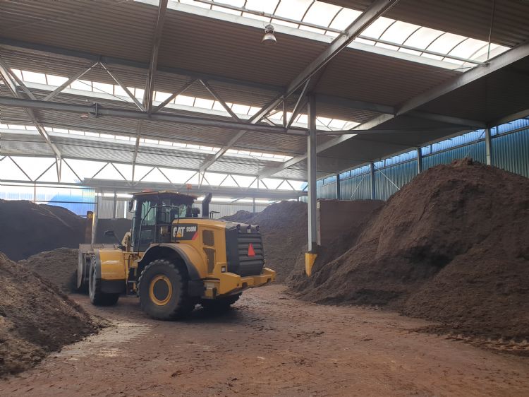Potgrondbedrijf in volle operatie Potgrondbedrijf in volle operatie
