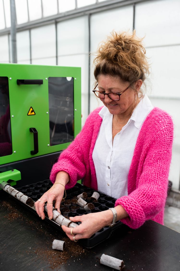 De paperpotmachine kan 6000 pluggen per uur draaien De paperpotmachine kan 6000 pluggen per uur draaien