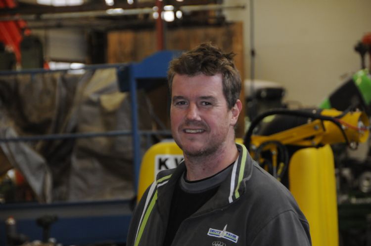 Stefan Baaijens is directeur van CSB Mechanisatie, maar is de meeste tijd gewoon in de werkplaats te vinden