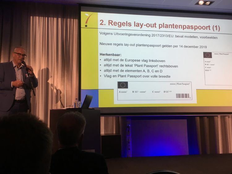 Peter Lentjes van Naktuinbouw tijdens een bijeenkomst over het plantenpaspoort nieuwe stijl