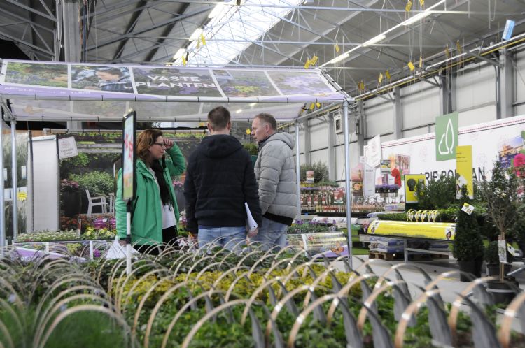 Het lijkt net een tuincentrum, maar dan helemaal voor jezelf alleen. Met een adviseur van Bouman.