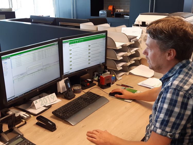 Harold Brekelmans (Van Oischot Tuinplanten) aan het werk met Groenvision.