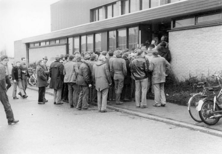 Kwekers verzamelen zich voor de ingang van de Beurshal in Boskoop voor de wekelijkse handelsbeurs