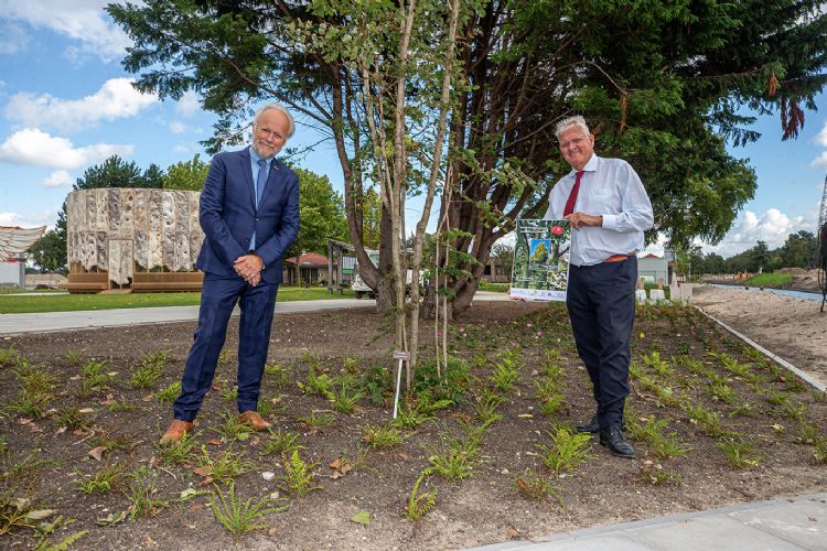 Maarten Loeffen van Vereniging Stadswerk overhandigt de eerste standaardlijst aan Floriade-directeur Pieter Cloo