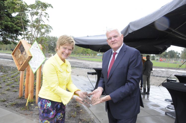 ceo Anja Kanters van Donker Groep maakt samen met Floriade directeur Pieter Cloo een begin met de aanplant