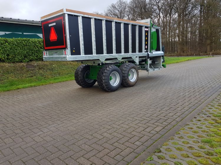 Dankzij het gestuurde tandemstel volgt de strooier het spoor van de trekker.