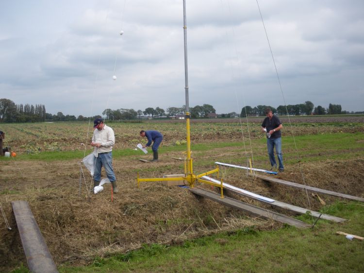 Driftmetingen in het veld naast het te bespuiten perceel met laanbomen moeten de emissiereductie aantonen.