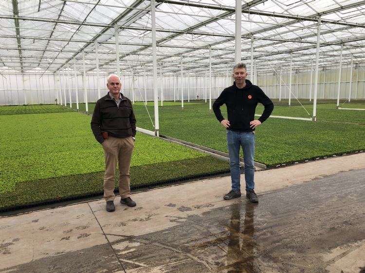 Gertzen (l.) adviseert Van Luenen over de inzet van onder andere compostthee.