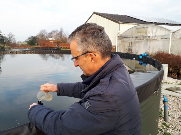 Arie Schipper (Delphy) neemt een watermonster