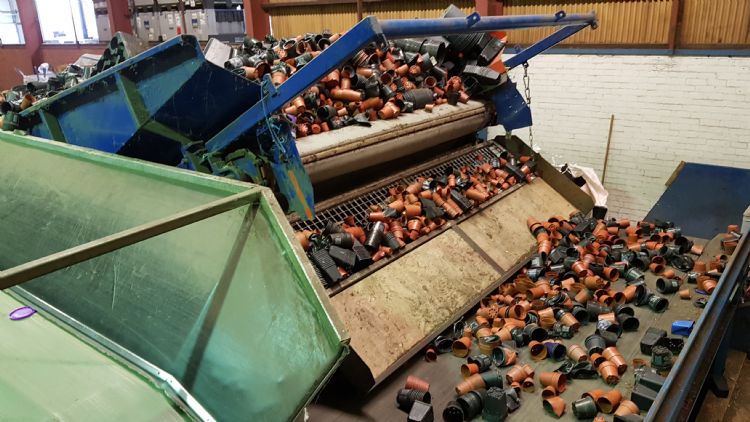 Aanvoer van gebruikte bloempotten bij de recycling-installatie van Van Krimpen in Standdaarbuiten