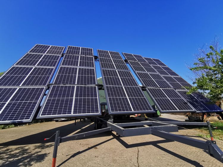 Het scherm van de innovatieve MSS40 kan met één druk op de knop worden uitgevouwen