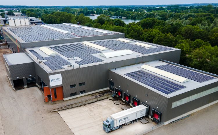 De onlangs gelegde zonnepanelen. Foto: Lensli