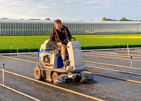 De Stefix 135 is ontwikkeld om anti-worteldoek en teelvloeren goed schoon te houden.