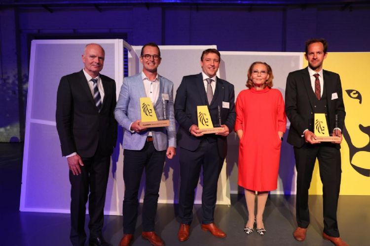 Tim van Hulle, eigenaar van Sylva, (derde van links) is blij met de prijs Leeuw van de Export.(Foto: Flanders Investments & Trade)