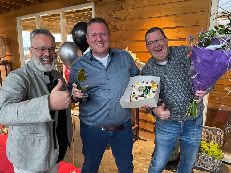 Groenstylist en trendwatcher Romeo Sommers (links) reikte de prijzen uit aan de blije Van Woudenberg.