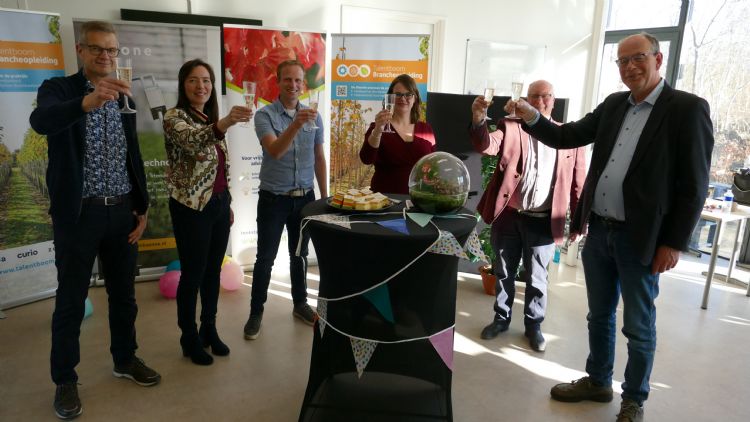 De ondertekenaars. Talentboom: Robert Soesman en Marielle Gooijaers, Stichting Projectbureau Boomkwekerij: Aad Vollebregt, Yuverta: Claudia Chi, Peet Stolwijk, Zone.college: Bertus Boer