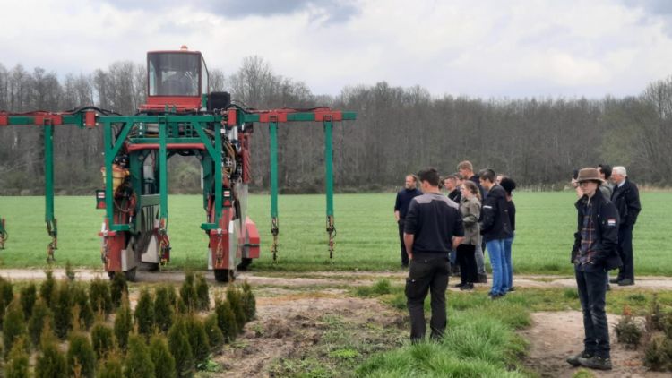 Studenten Zonecollege op excursie bij Boomkamp en Plant