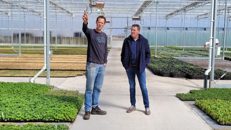 Roy Rotteveel (l.) en Ad Boender in de nieuwe kas