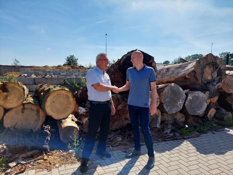  Kees Weijtmans (links) met de nieuwe bedrijfsleider Ralf van Humbeeck bij Boomrooierij Weijtmans 