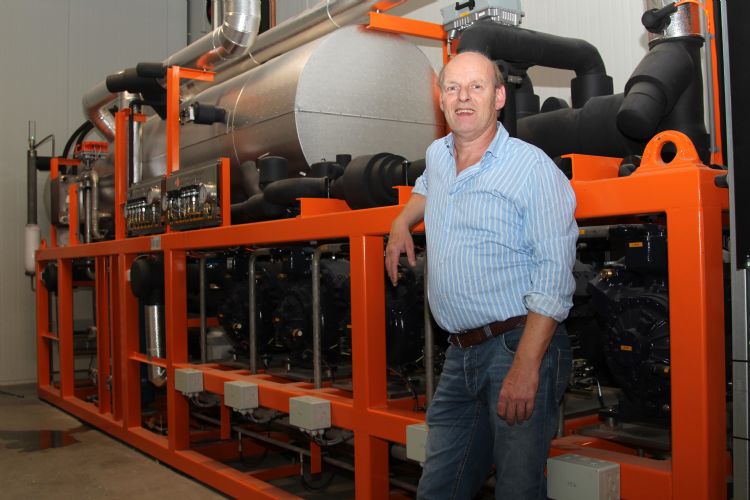 André 't Lam naast het kloppende hart van de coldstore die binnenkort duurzaam wordt aangedreven door zelfopgewekte groene energie